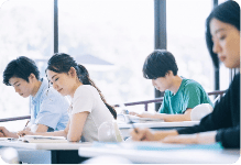 受験勉強に励む学生