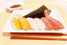 綺麗に盛り付けられたお寿司